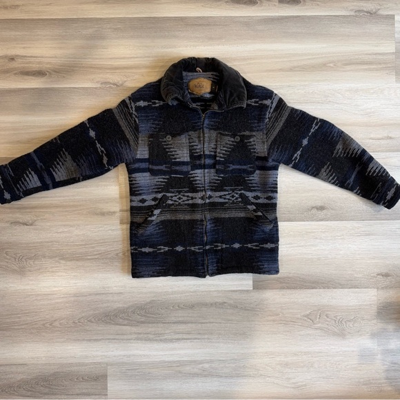 Vintage Woolrich Navajo-style full-zip jacket in an Aztec/southwestern pattern - Picture 2 of 10